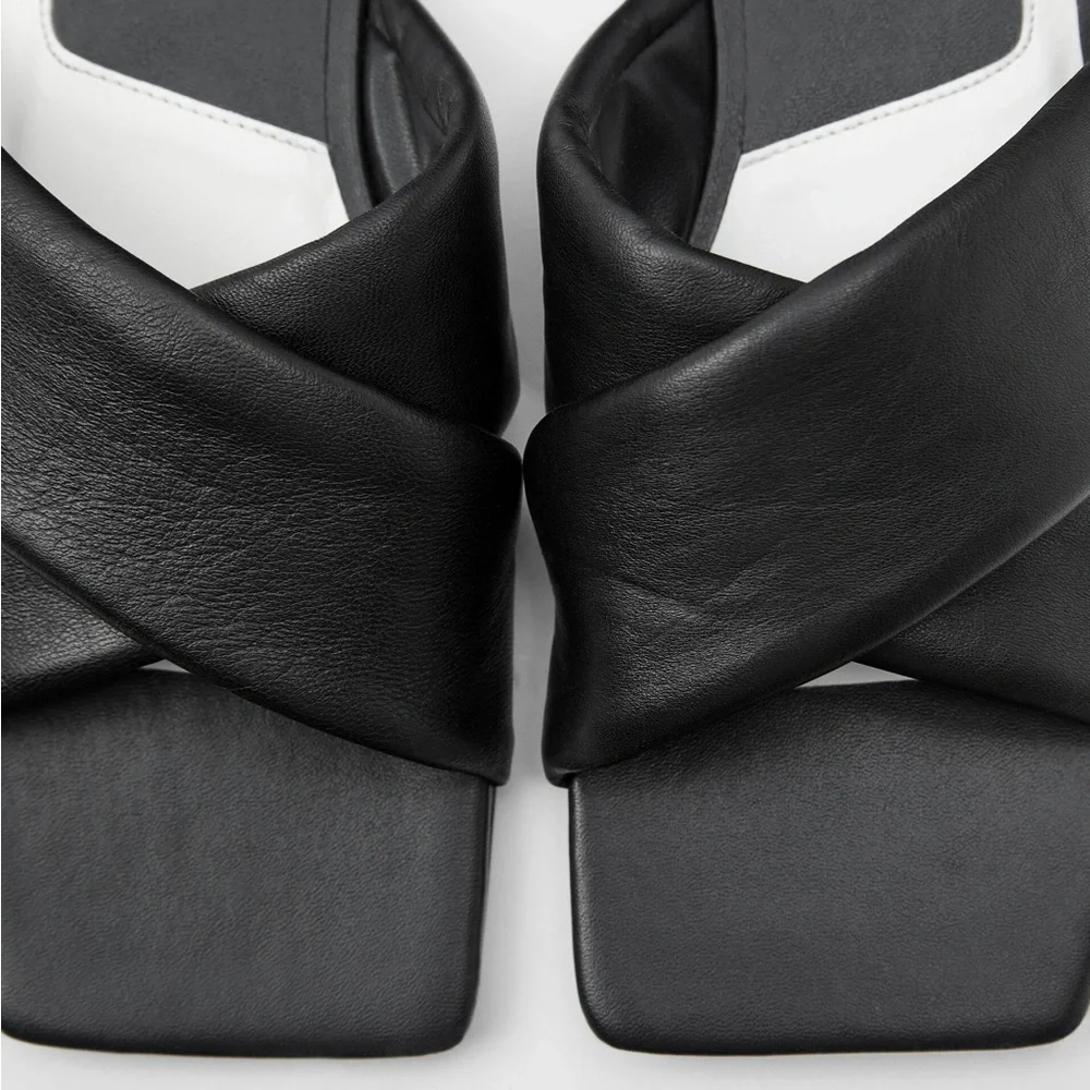 9. PADDED FLAT LEATHER SANDALS - Picture 8 of 12